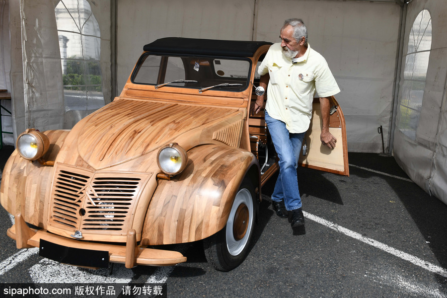 法國(guó)退休木工手工打造木制老爺車 自帶引擎上路超拉風(fēng)
