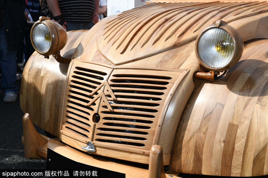 法國(guó)退休木工手工打造木制老爺車(chē) 自帶引擎上路超拉風(fēng)