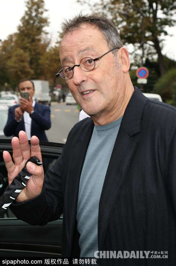 《這個殺手不太冷》男星讓·雷諾攜妻巴黎觀秀 難抵歲月顯老態