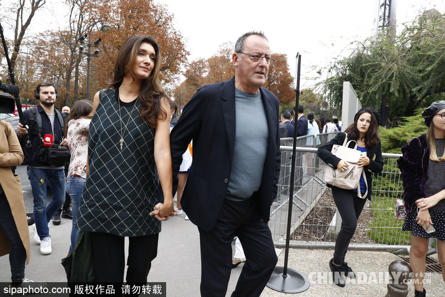 《這個殺手不太冷》男星讓·雷諾攜妻巴黎觀秀 難抵歲月顯老態