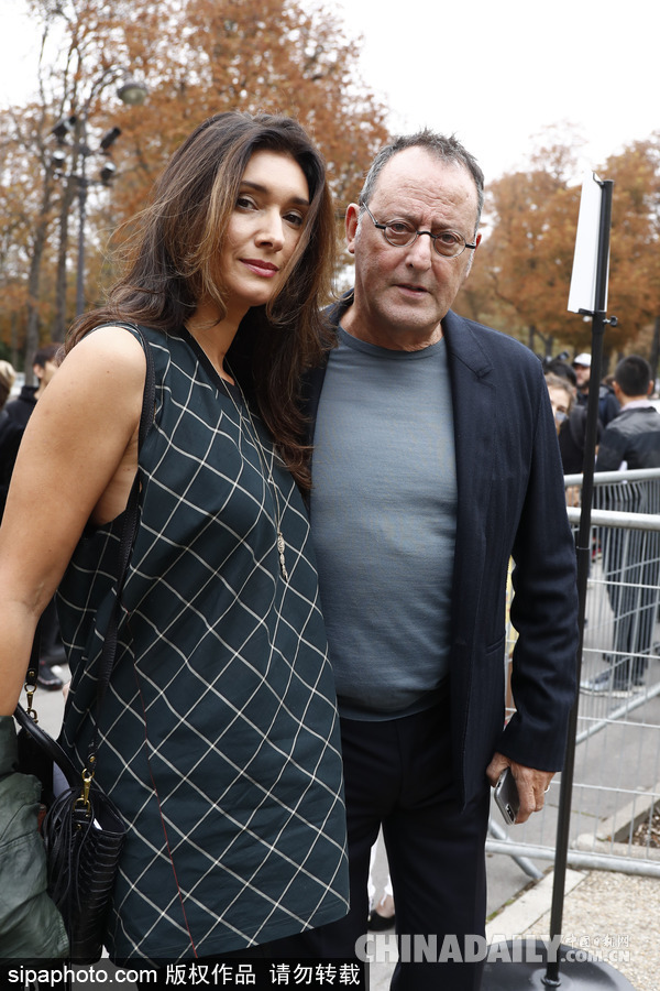 《這個殺手不太冷》男星讓·雷諾攜妻巴黎觀秀 難抵歲月顯老態