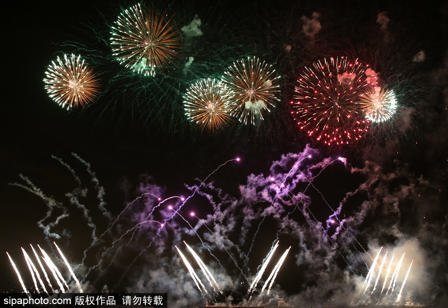 2017年國(guó)際光明節(jié)閉幕 煙花照亮莫斯科夜空