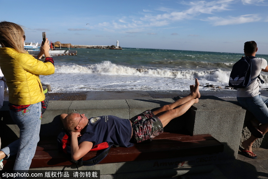 風(fēng)暴襲擊雅爾塔掀起巨浪 民眾淡定圍觀