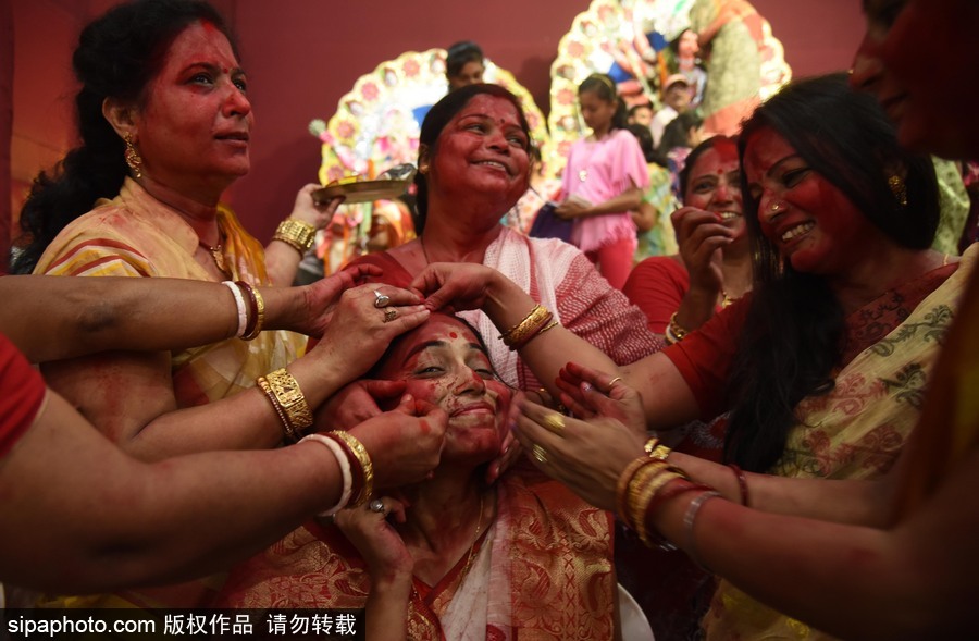 印度阿拉哈巴德女性臉上抹朱砂 慶祝Vijay Dashmi節