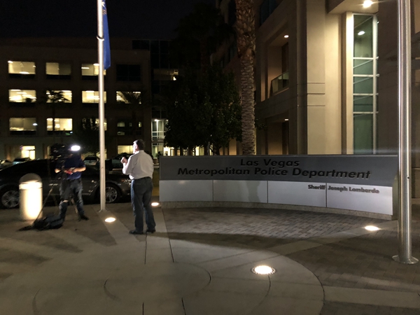 拉斯維加斯警方:兇手房間繳獲23把武器 尚無證據(jù)表明槍擊案為多人作案