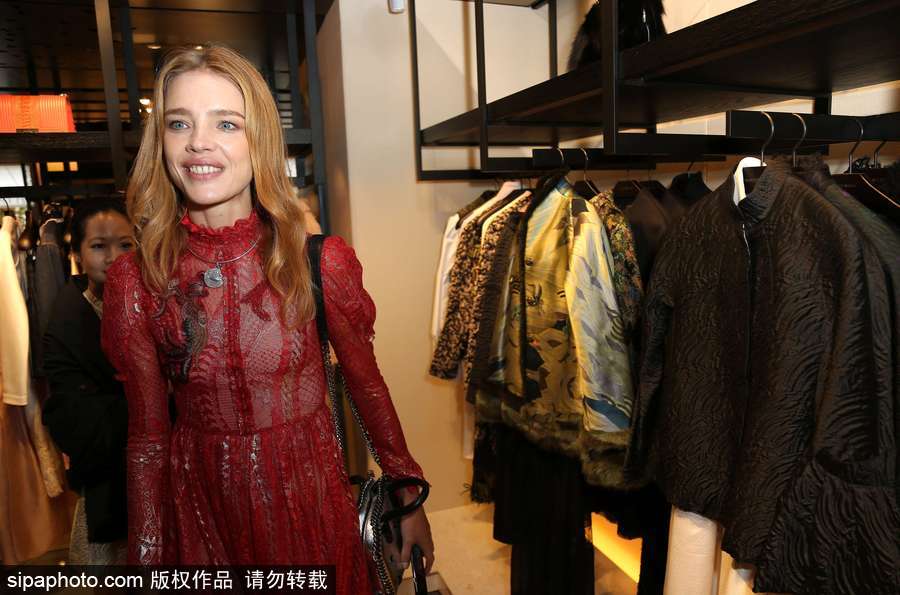 超模納塔利-沃佳諾娃現(xiàn)身巴黎參加活動 紅色薄紗裙盡顯傲人身材