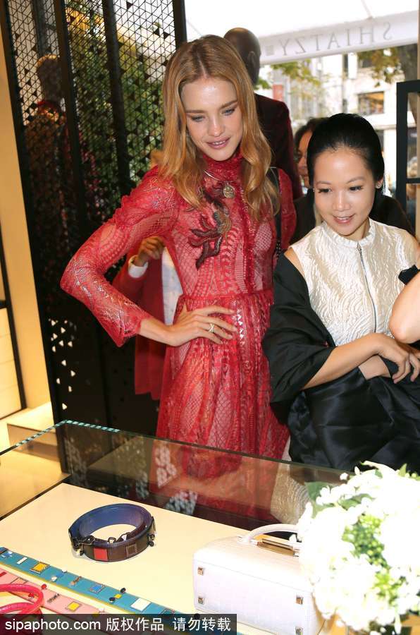 超模納塔利-沃佳諾娃現身巴黎參加活動 紅色薄紗裙盡顯傲人身材