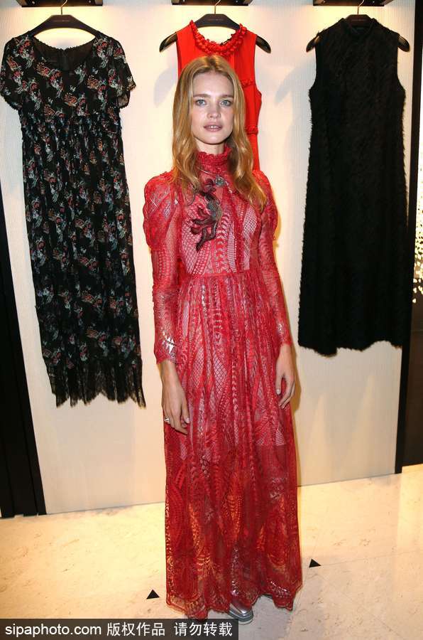 超模納塔利-沃佳諾娃現身巴黎參加活動 紅色薄紗裙盡顯傲人身材