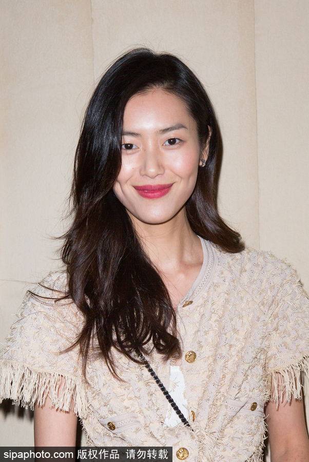 美出新高度 劉雯亮相巴黎時裝周香奈兒派對