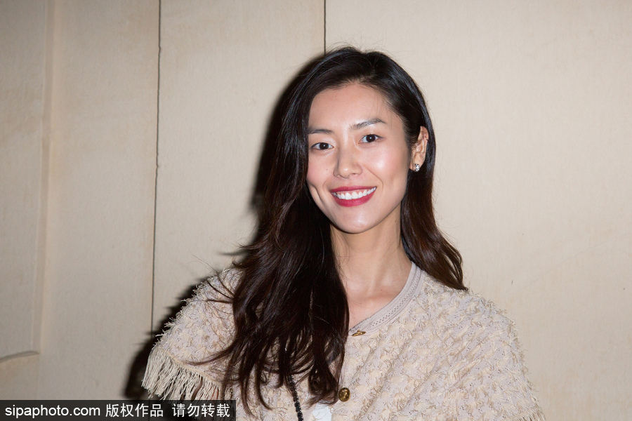 美出新高度 劉雯亮相巴黎時裝周香奈兒派對