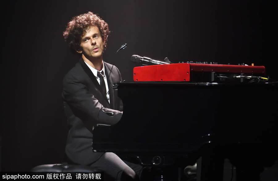 法國男星邁克爾·格利高里奧表演秀 現場人氣高漲陷入瘋狂