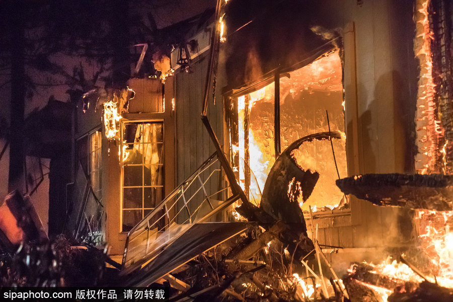 美國(guó)多地遭山火侵襲 圣羅莎希爾頓酒店“葬身火海”