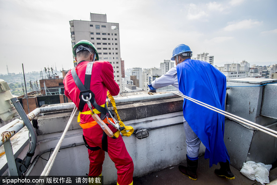 暖！擦玻璃工人扮“蜘蛛俠”3年 哄生病兒童開心