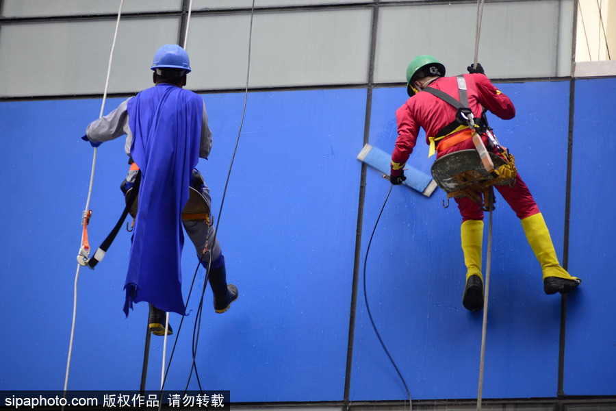 暖！擦玻璃工人扮“蜘蛛俠”3年 哄生病兒童開心