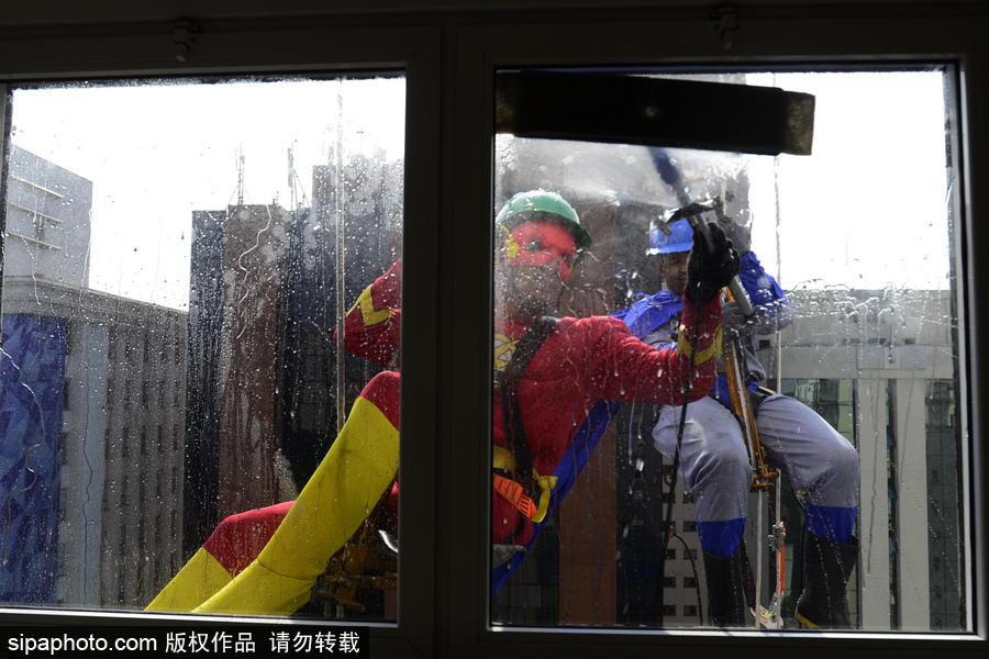 暖！擦玻璃工人扮“蜘蛛俠”3年 哄生病兒童開心