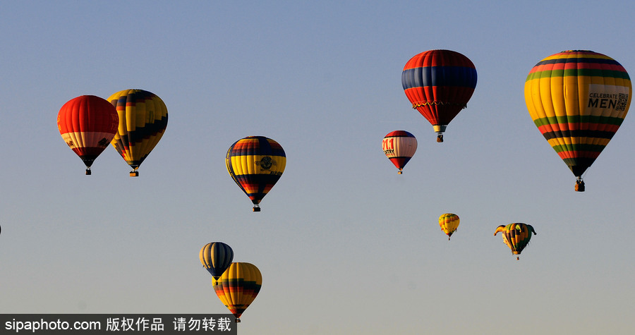 阿布奎基國際熱氣球節持續進行中 色彩斑斕點綴天空