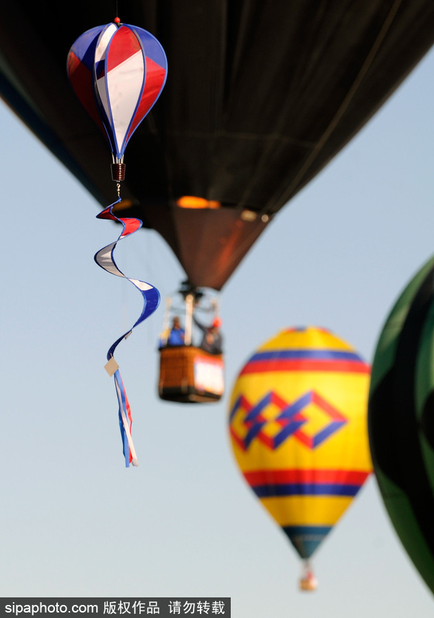 阿布奎基國際熱氣球節持續進行中 色彩斑斕點綴天空
