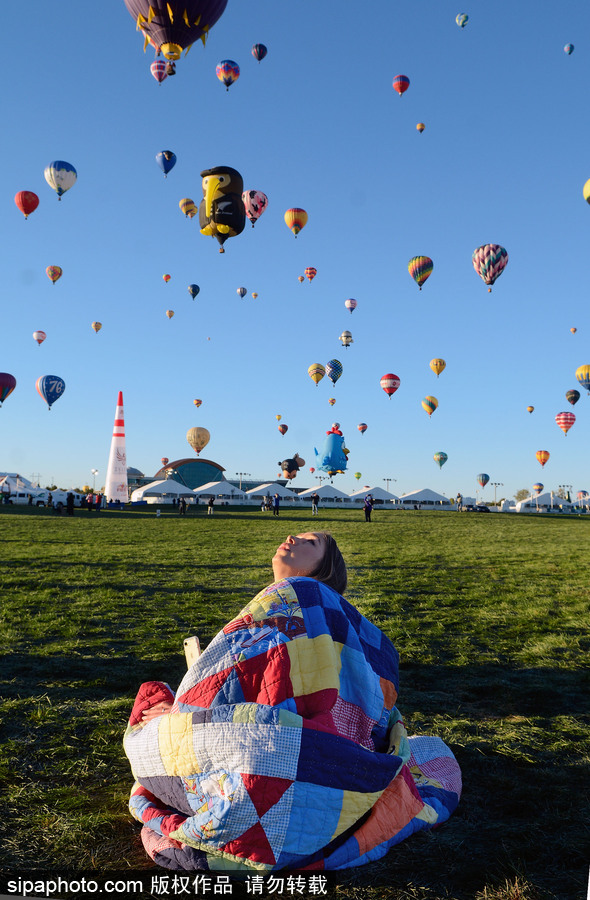 阿布奎基國際熱氣球節持續進行中 色彩斑斕點綴天空