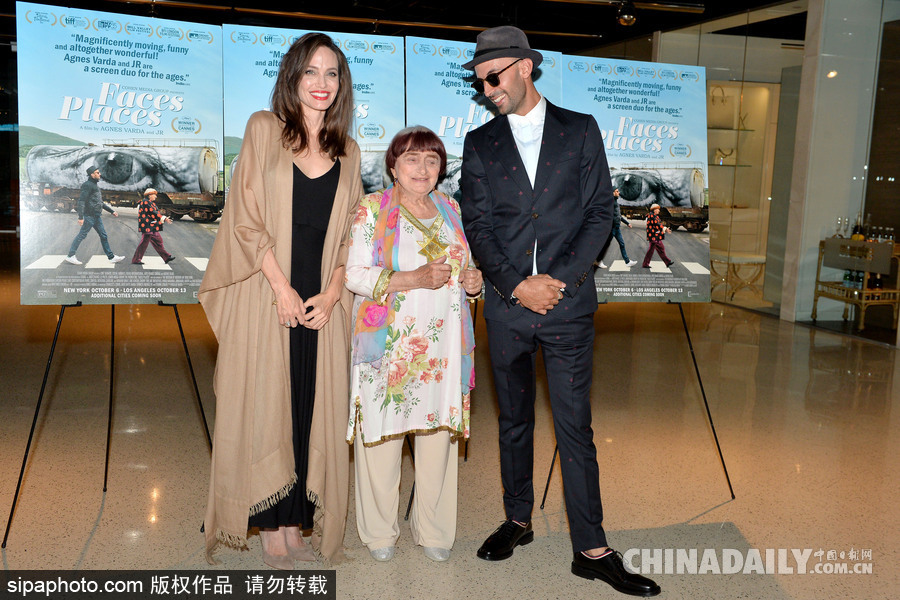 安吉麗娜·朱莉現身電影首映 一抹紅唇性感依舊