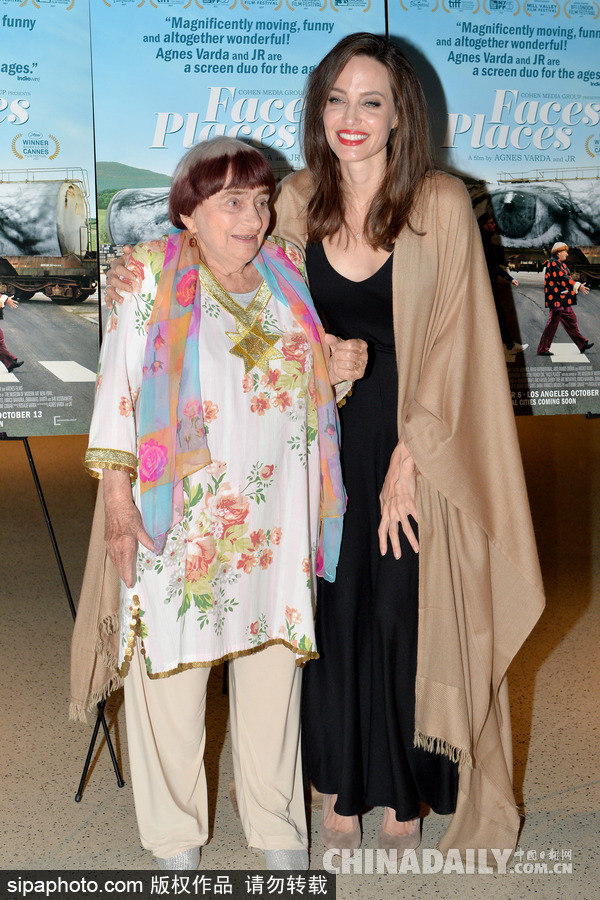 安吉麗娜·朱莉現身電影首映 一抹紅唇性感依舊