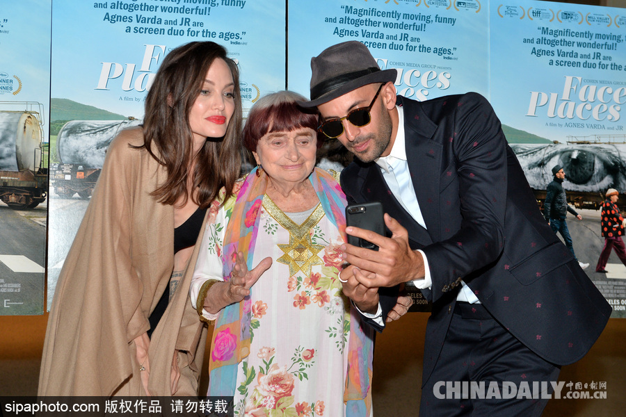 安吉麗娜·朱莉現(xiàn)身電影首映 一抹紅唇性感依舊