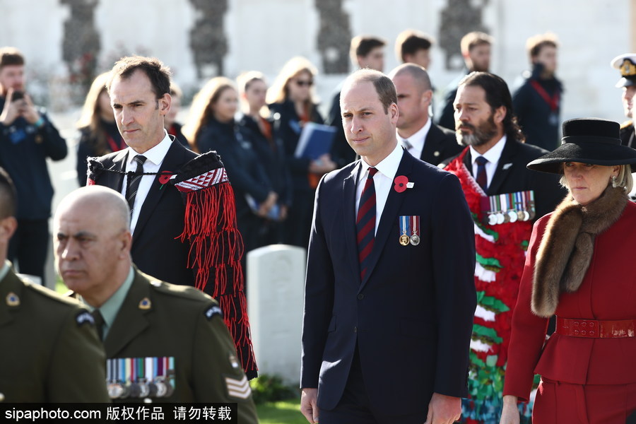 英國(guó)威廉王子到訪比利時(shí)泰恩科特墓園 悼念一戰(zhàn)死難者