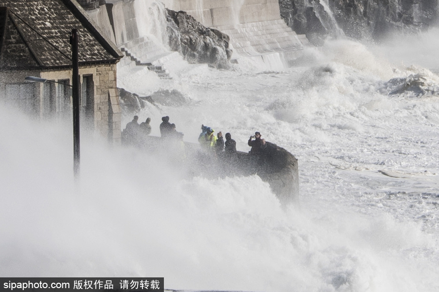 “奧菲莉婭” 登陸北愛(ài)爾蘭 掀起巨浪民眾淡定圍觀