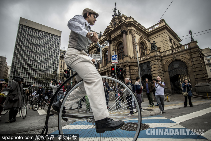 圣保羅舉行復(fù)古騎行活動 紳士淑女裝重溫經(jīng)典