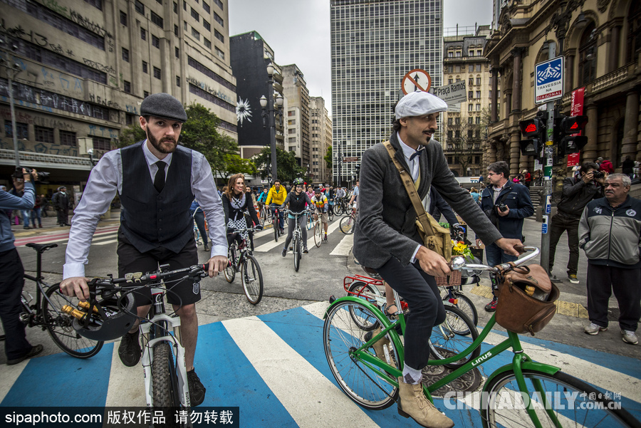 圣保羅舉行復古騎行活動 紳士淑女裝重溫經(jīng)典