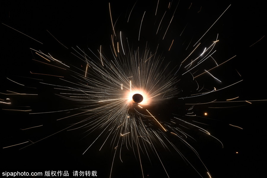 印度加爾各答民眾大擺煙火造型慶祝排燈節