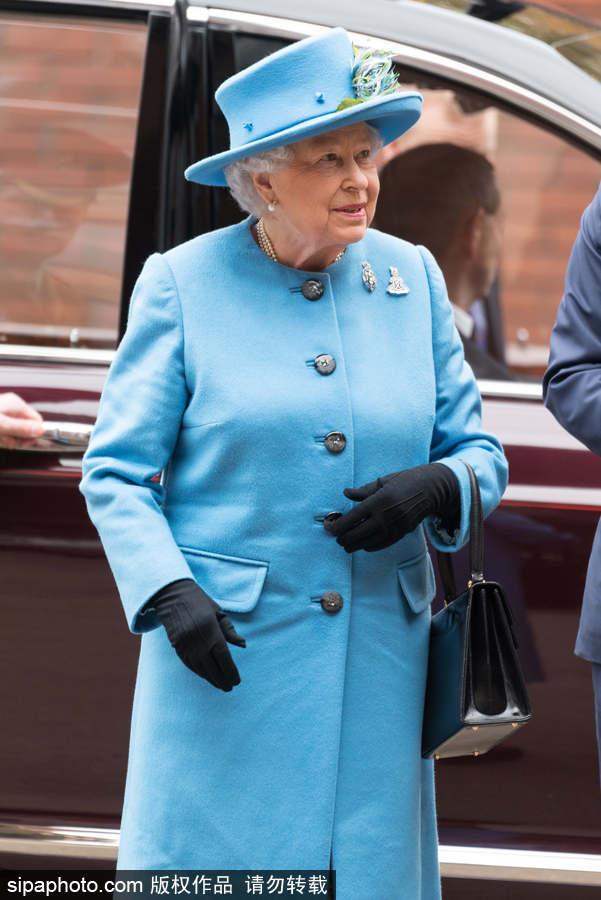 英國女王伊麗莎白二世到訪騎兵隊 身著天藍色風衣面露微笑
