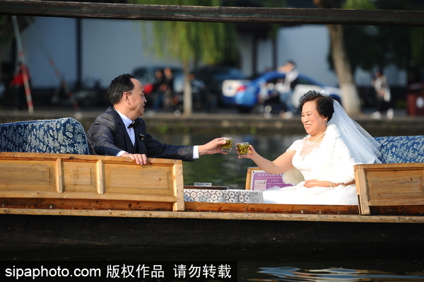 重陽節盡顯恩愛 杭州12對金婚老人走上紅毯