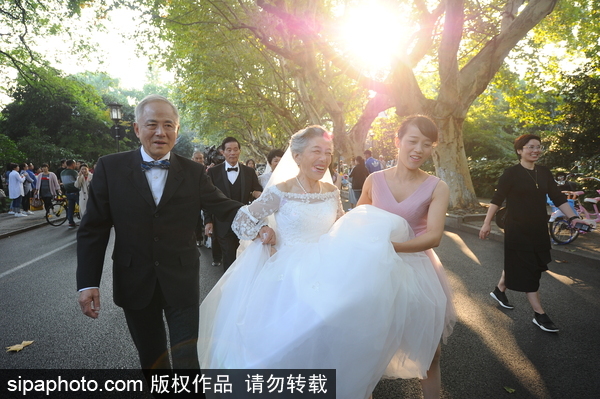 重陽(yáng)節(jié)盡顯恩愛 杭州12對(duì)金婚老人走上紅毯