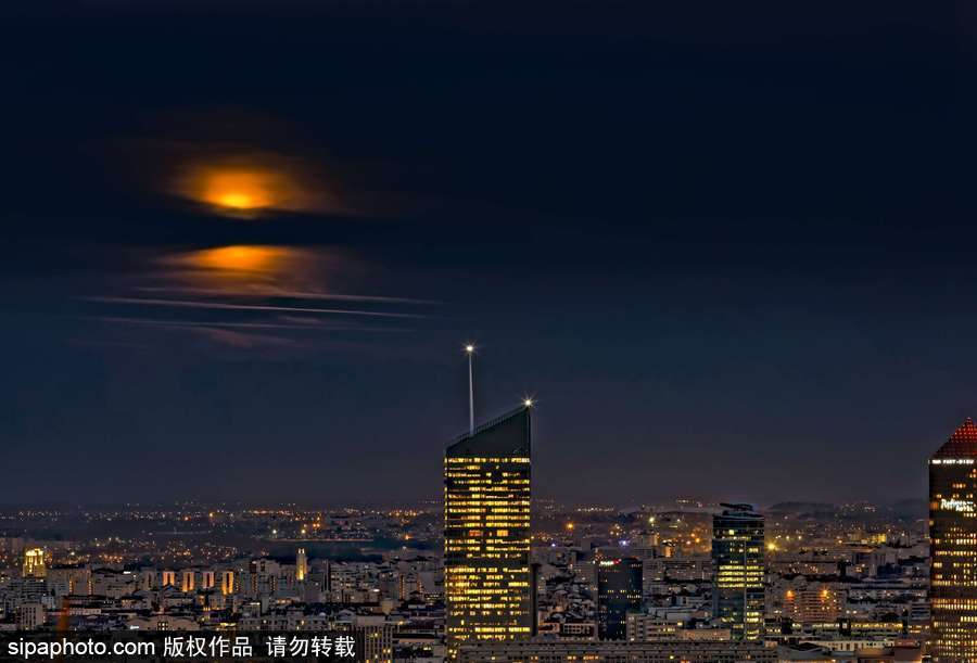 美得像油畫 法國(guó)里昂橙色“狩獵月”當(dāng)空