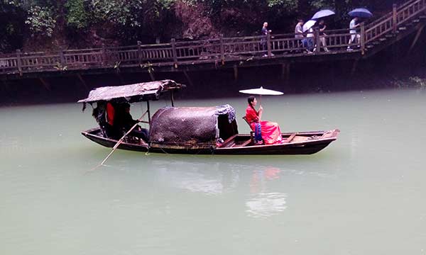 三峽風(fēng)俗:少女扔圍巾,誰接誰娶親