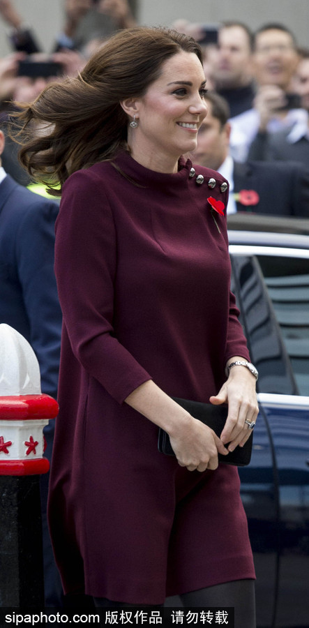 凱特王妃挺孕肚參加活動 腳踩高跟大步流星