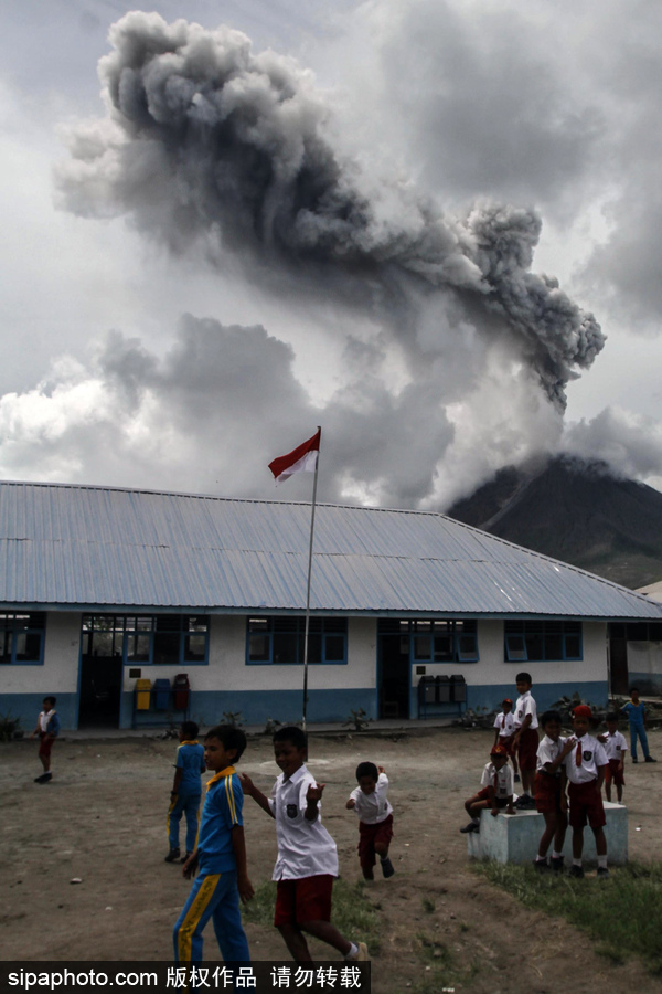 印尼錫納朋火山猛烈噴發(fā) 黑白“煙幕”鋪天蓋地