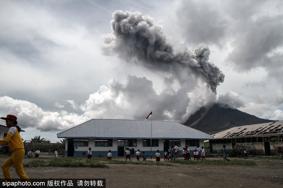 印尼錫納朋火山猛烈噴發(fā) 黑白“煙幕”鋪天蓋地
