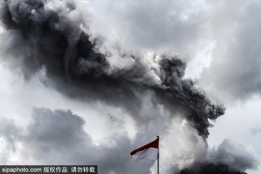 印尼錫納朋火山猛烈噴發 黑白“煙幕”鋪天蓋地