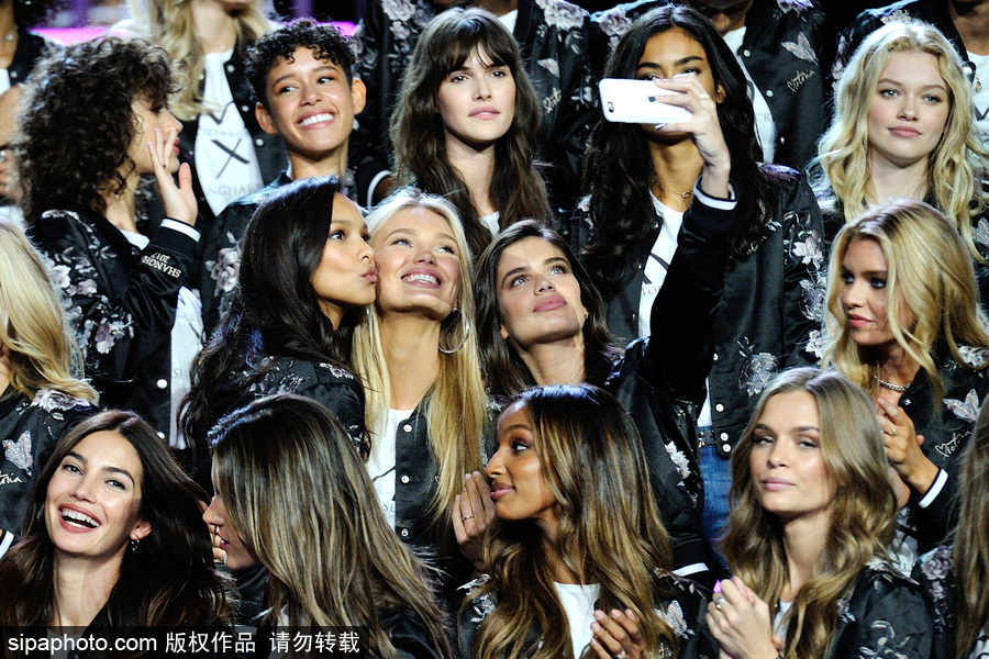 維密天使上海集結長腿霸屏 劉雯、何穗領銜中國軍團