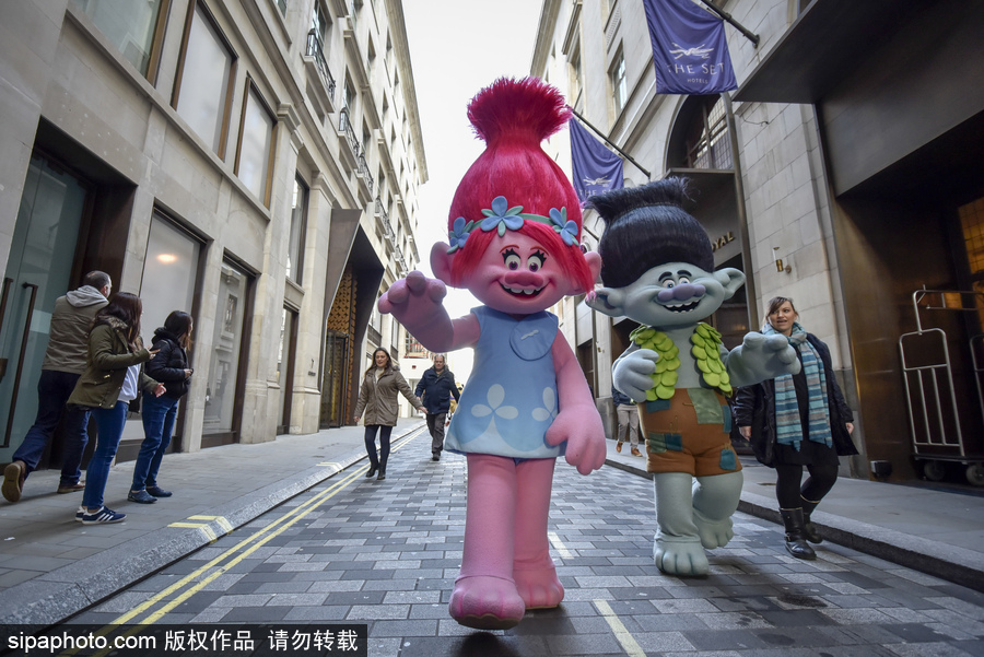 英國(guó)舉行年度“玩具大游行” 數(shù)百卡通人物大鬧街頭