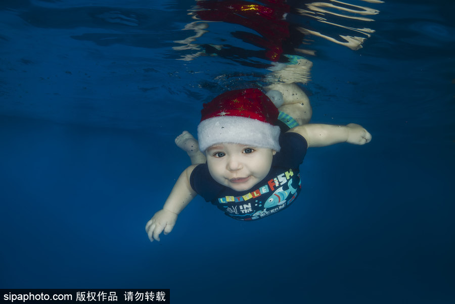烏克蘭兒童“變身”圣誕老人拍寫真 水下舞動(dòng)超可愛