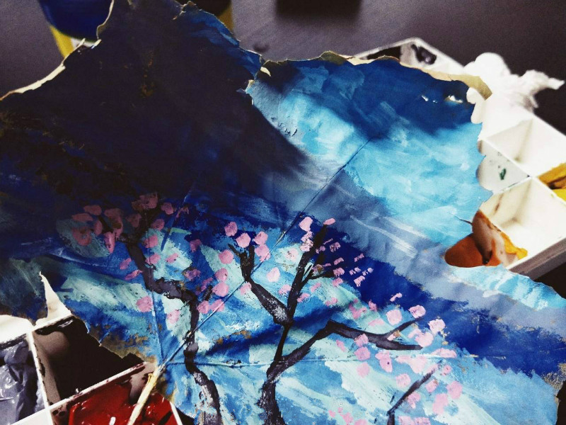 一葉一世界 山西傳媒學院學生落葉上作畫