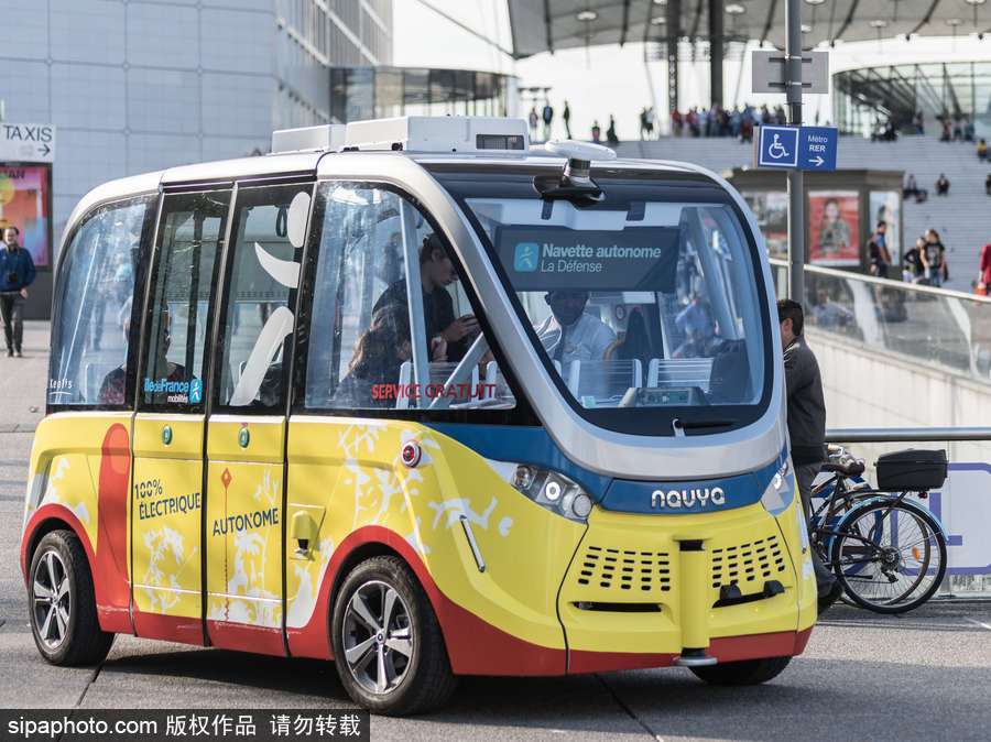 無(wú)人駕駛小公交車(chē)成巴黎街頭風(fēng)景