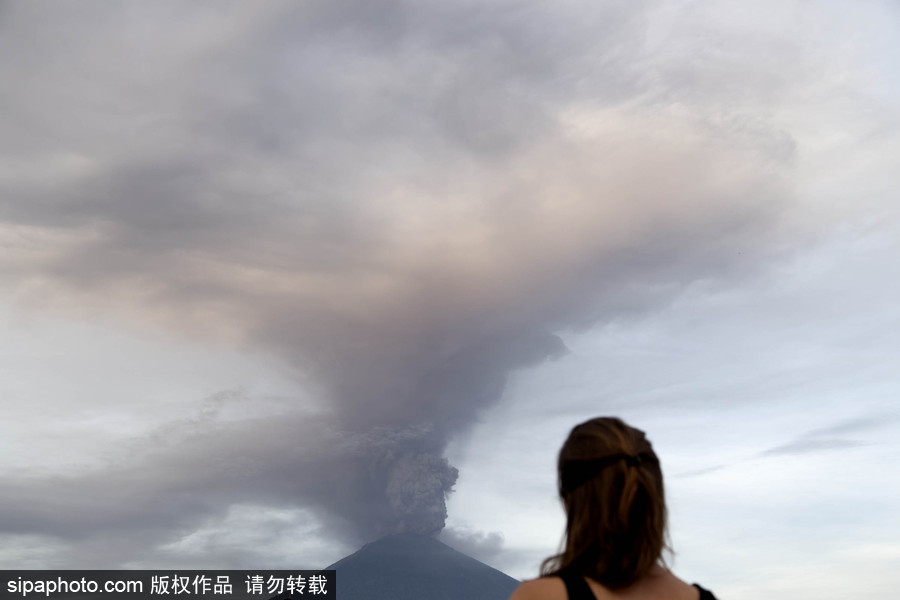 阿貢火山噴出大量濃煙 印尼巴厘島發紅色警報