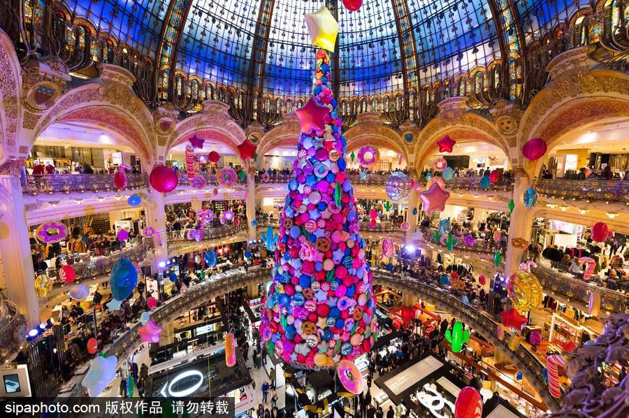 巴黎拉斐德百貨商店巨大圣誕樹亮相 華麗而炫目