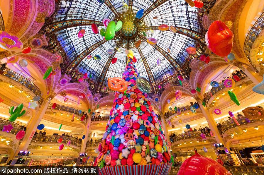 巴黎拉斐德百貨商店巨大圣誕樹(shù)亮相 華麗而炫目