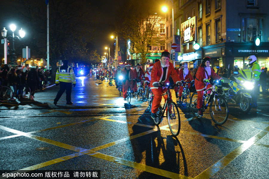 愛爾蘭都柏林圣誕季到來 圣誕老人夜晚騎行充滿節日氛圍