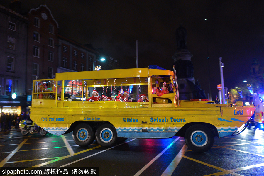 愛爾蘭都柏林圣誕季到來 圣誕老人夜晚騎行充滿節日氛圍