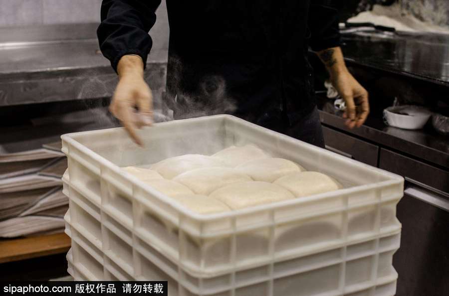 意大利那不勒斯披薩入選非遺名錄 探訪美味披薩制作過(guò)程